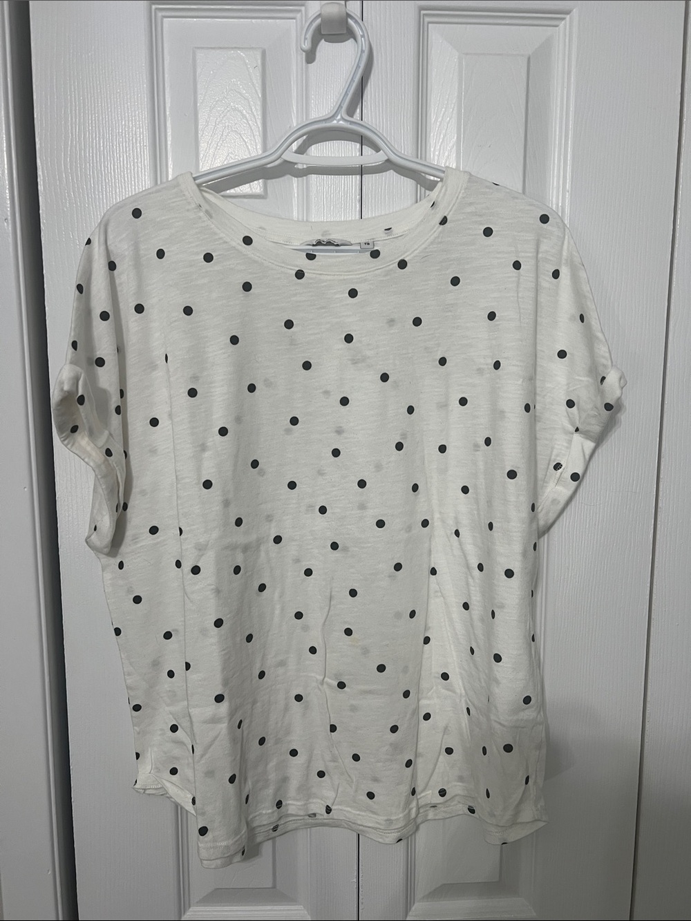 Reitmans White Short Sleeve Tee with Black Polka Dots